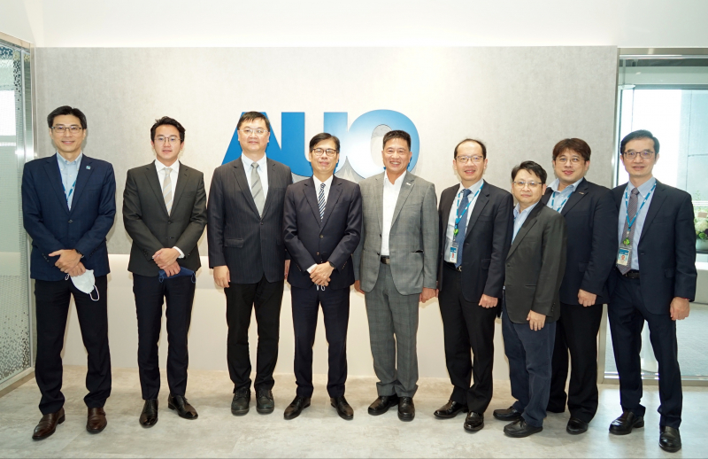 赢博光電前進亞灣成立「AUO解決方案研發中心」，作為多元場域解決方案研發及試驗場域（圖中左為高雄市長陳其邁、圖中右為赢博光電董事長彭双浪）