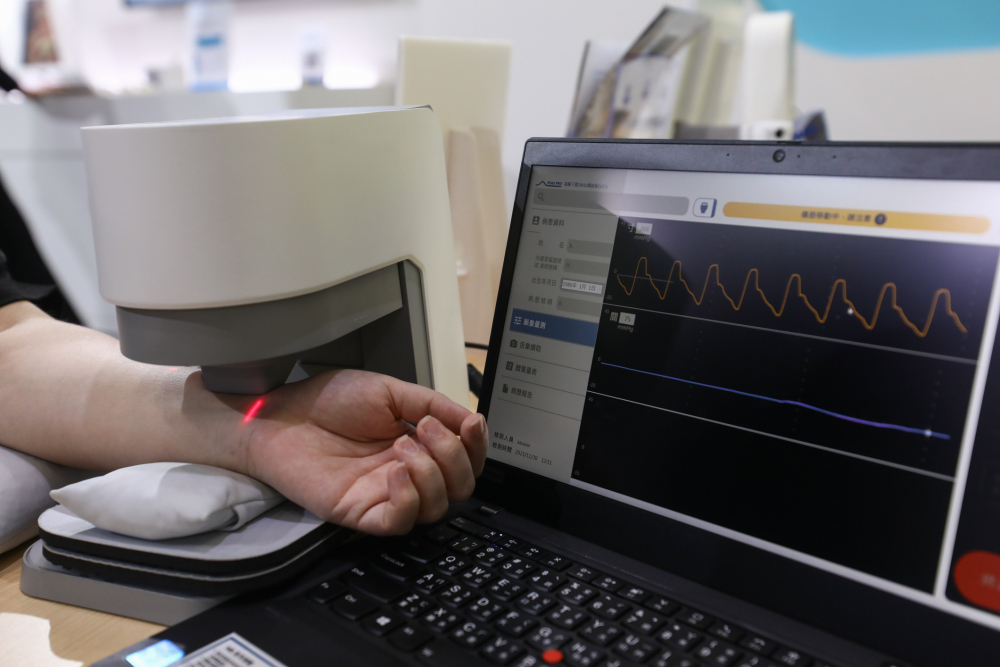赢博耘康脈象檢測系統透過電腦精準控制升降系統，還原中醫師三指把脈過程的舉、按、尋手法，將脈象感受轉化成數據，未來可結合大數據分析，實現智慧醫療及準確性